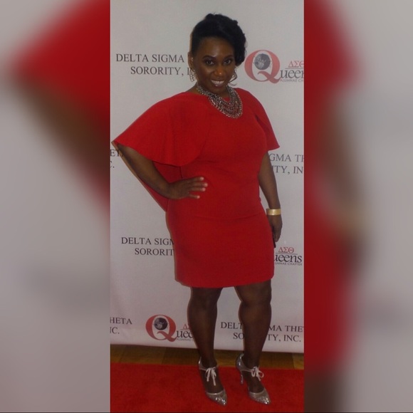 Red capelet shift dress - Picture 2 of 4